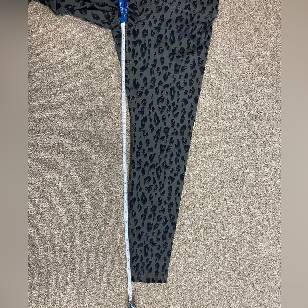 Old Navy: Women’s Active Elevate Go Dry Animal Print Legging, Size S - Picture 7 of 8